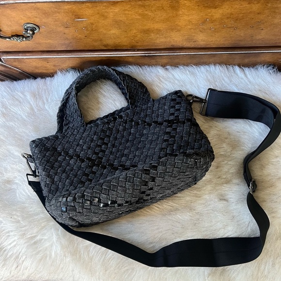 Elegant Black Woven Crossbody Bag - Picture 1 of 9